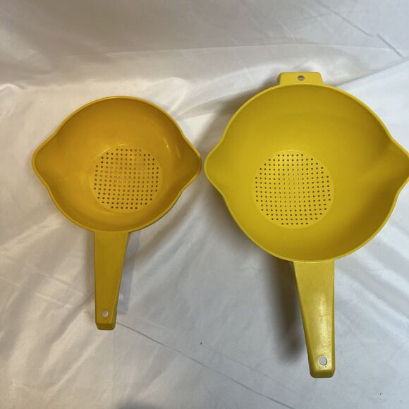 Yellow Tupperware Strainers Colanders 1200 1 Qt 1523 2 Qt  Vintage Lot of 2 - Picture 1 of 9